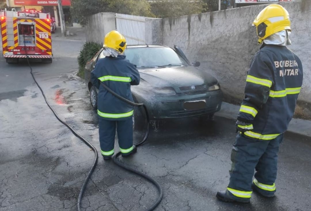 Bombeiros de Gaspar controlam incndio em carro no Santa Terezinha, em Gaspar