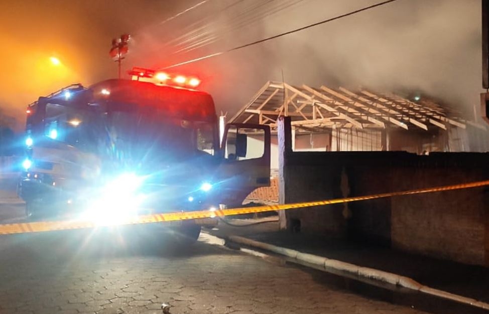Incndio atinge casa no bairro Margem Esquerda, em Gaspar
