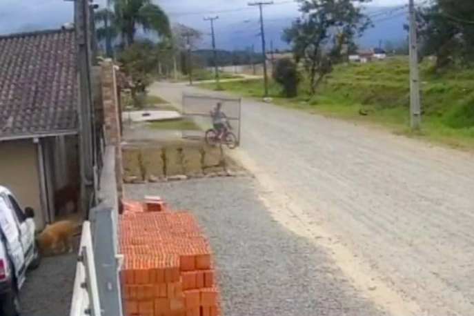 Homem furta porto de trs metros e foge de bicicleta em Joinville