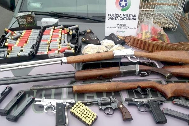 Polcia Ambiental apreende armas e animais silvestres durante operao em Lages