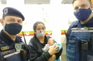Beb engasgado com leite materno  salvo pela Guarda de Trnsito de Blumenau