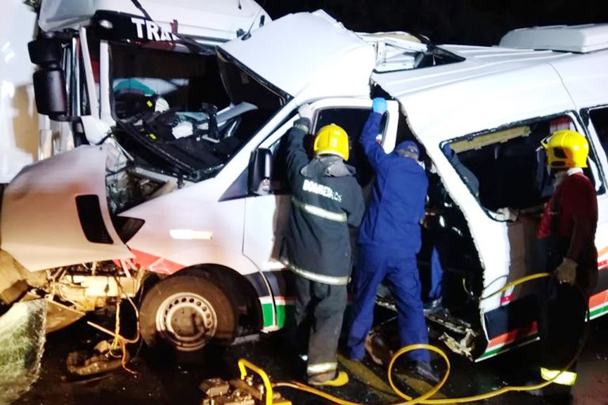 Grave acidente entre ambulncia e carreta mata trs pessoas em SC