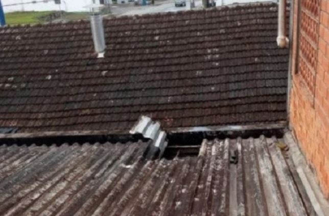 Bandidos invadem empresa pelo telhado e roubam R$25 mil de cofre em Timb