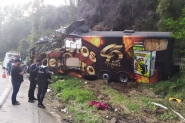 Vocalista do Garotos de Ouro morre aps nibus perder o freio e bater em paredo de pedras