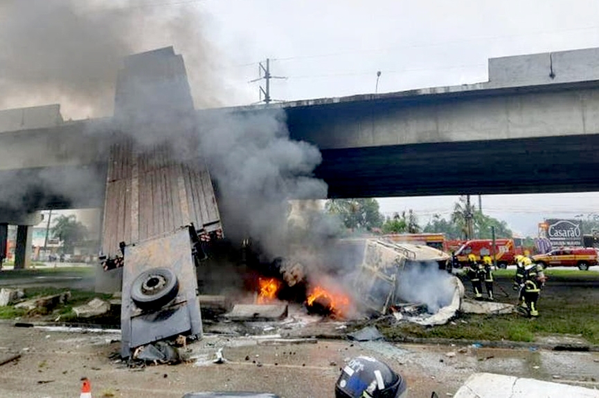 Caminho cai de viaduto e pega fogo na BR-101, em Palhoa