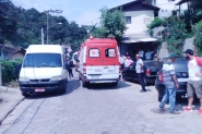 Menino morre aps bicicleta ficar prensada entre dois micro-nibus em Blumenau
