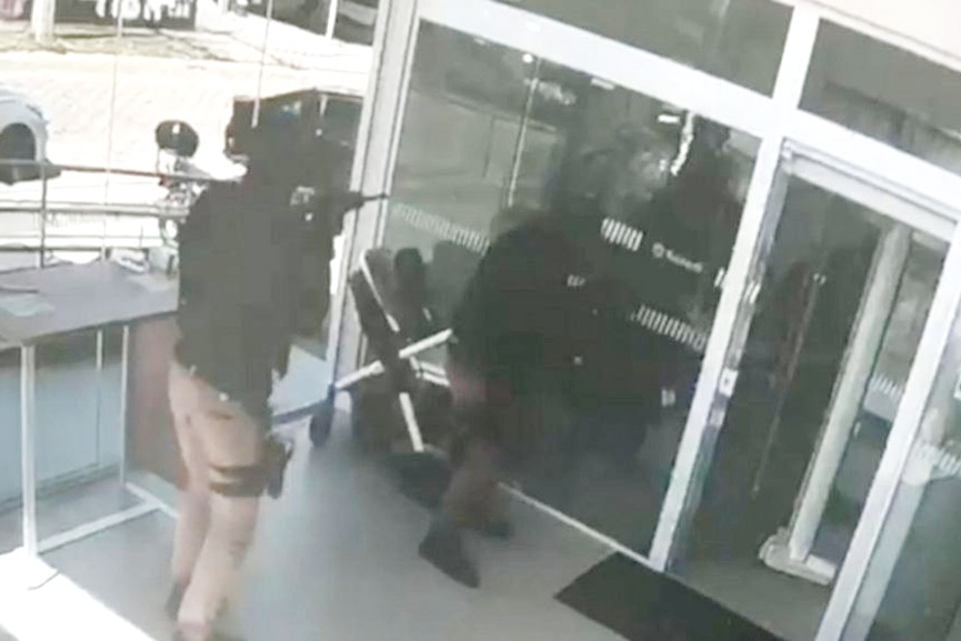 Suspeitos de assalto a cooperativa em Porto Belo so mortos pela polcia