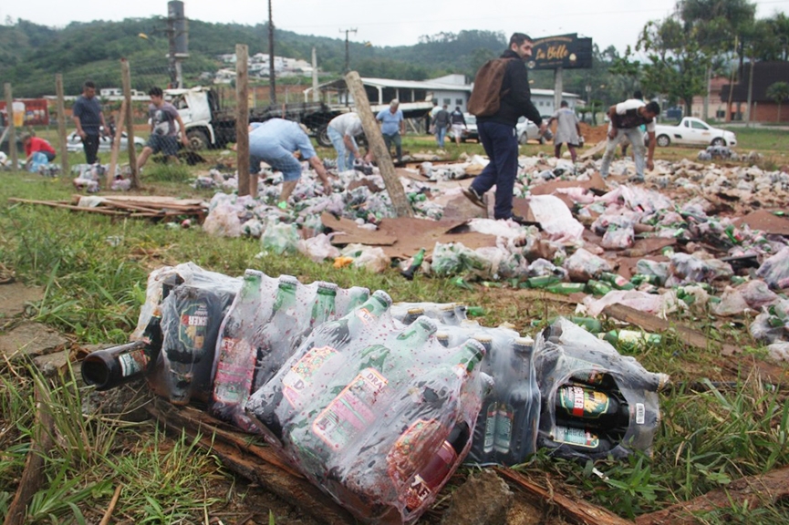 Caminho carregado de cervejas e vinhos tomba na BR-470, em Ibirama