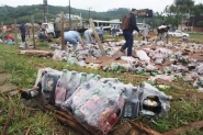 Caminho carregado de cervejas e vinhos tomba na BR-470, em Ibirama