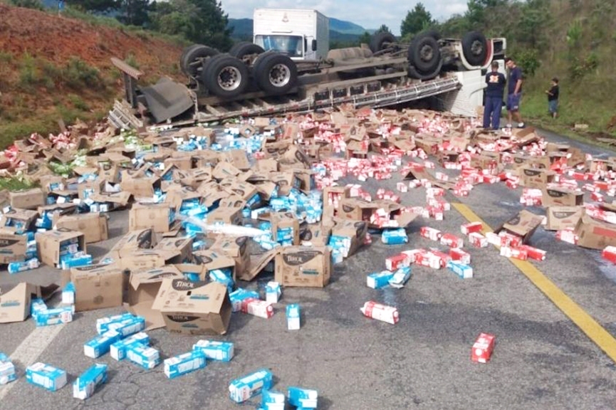 Caminho carregado de leite tomba na Serra Catarinense