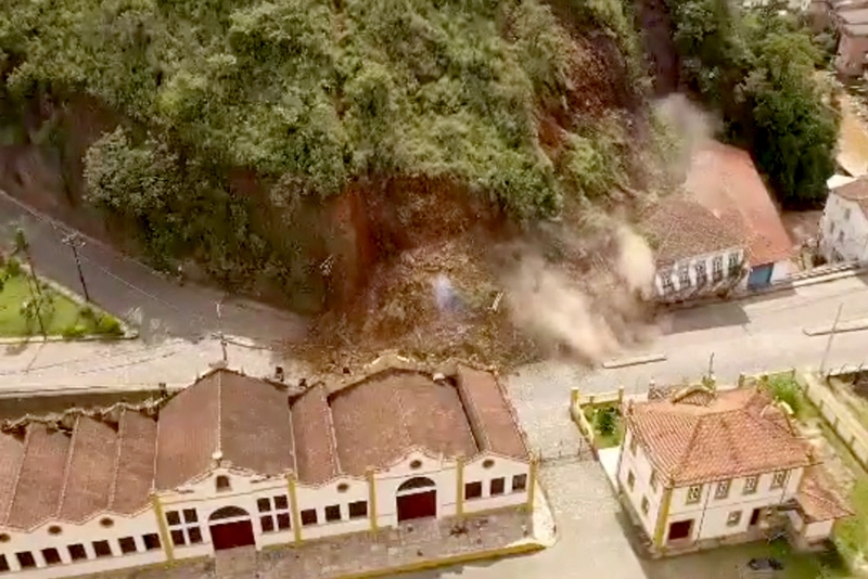 Casaro histrico  destrudo por deslizamento de terra em Minas Gerais