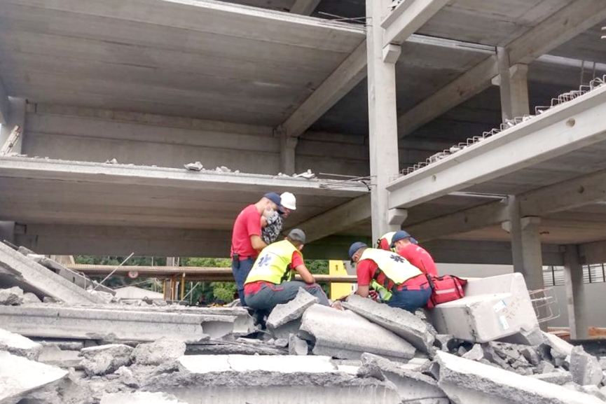 Laje de galpo em construo desaba e trabalhadores ficam feridos em Blumenau