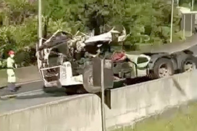 Motorista morre aps carreta tombar na divisa entre SC e PR