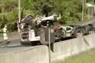Motorista morre aps carreta tombar na divisa entre SC e PR