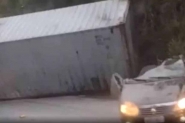 Duas pessoas morrem aps continer se soltar de caminho e atingir carro em SC
