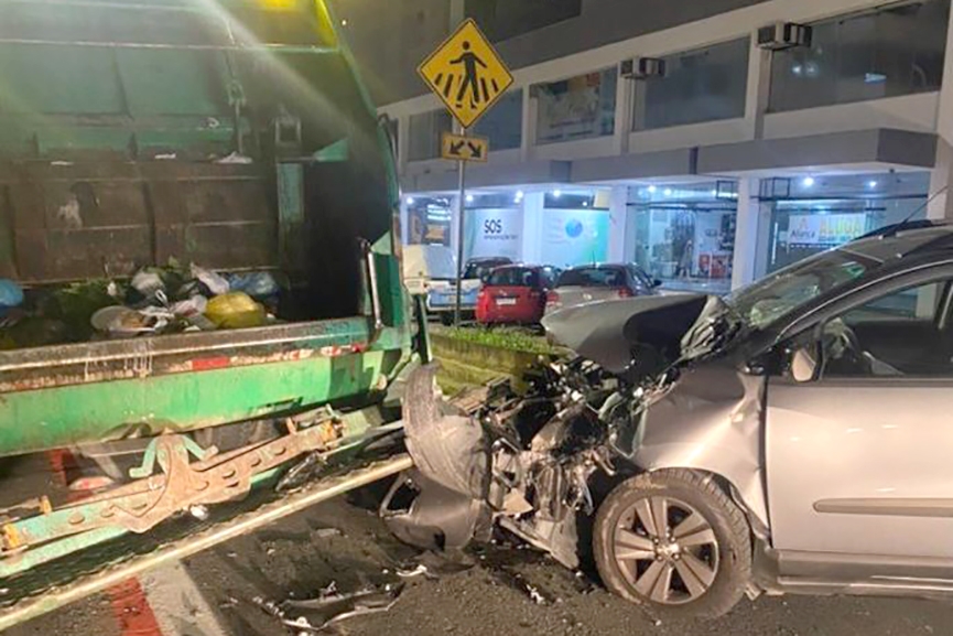 Idoso embriagado colide contra caminho de lixo em Blumenau