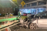 Idoso embriagado colide contra caminho de lixo em Blumenau