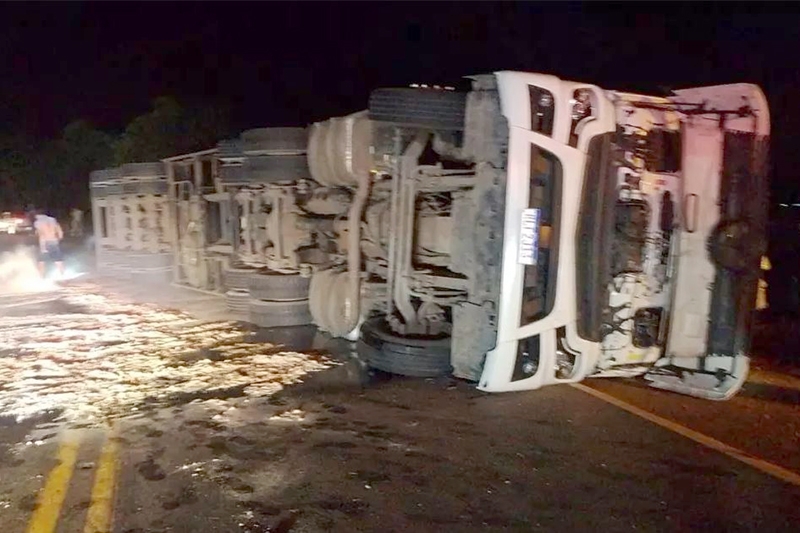 Motorista morre esmagado aps carreta tombar em cima de carro em Ibirama