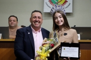 Vereadores de Gaspar homenageiam Miss SC e ex-secretrios municipais