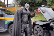 PRF ajuda 'Batman' com problemas no carro na BR-101, em Biguau