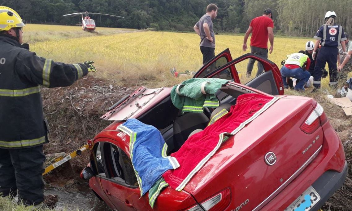 Carro com cinco pessoas cai em vala e Arcanjo, Samu e Bombeiros so acionados em Gaspar