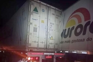 Caminho com problema d r em pista e causa acidente na BR-470, em Ibirama