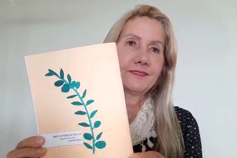 Escritora gasparense lana livro artesanal sobre recomeos