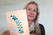 Escritora gasparense lana livro artesanal sobre recomeos