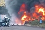 Caminho de combustvel explode e duas pessoas morrem em acidente no Oeste de SC