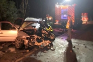 Mulher e criana morrem em grave acidente entre carro e caminhes na Serra de SC