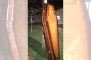 Polcia investiga caso de caixo abandonado na frente de casa em Timb