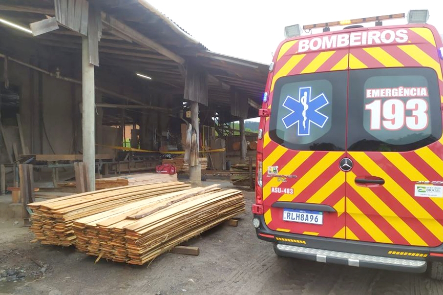 Jovem cai em cima de serra e morre em acidente de trabalho em Doutor Pedrinho
