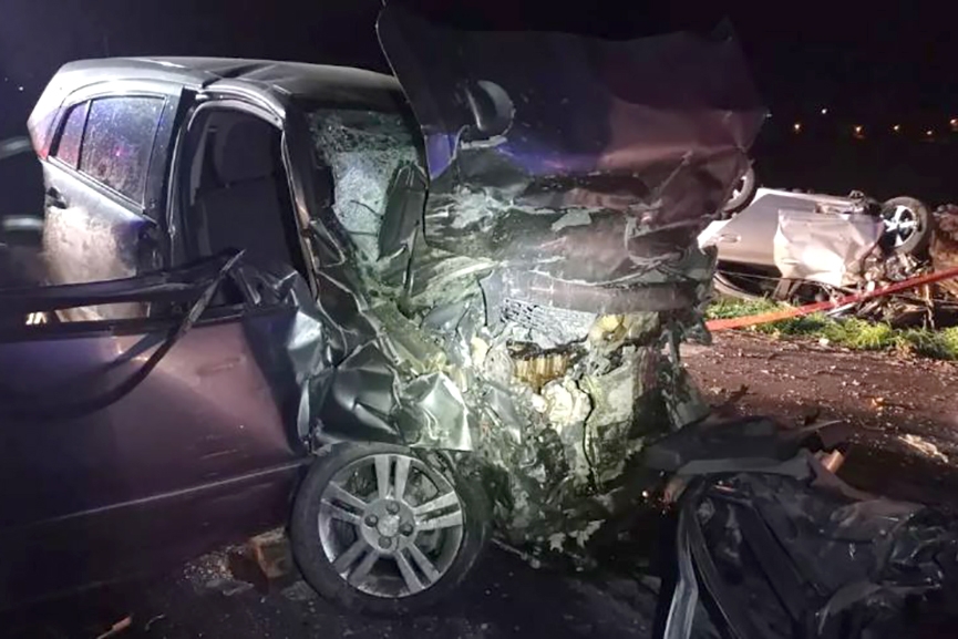 Carros ficam destrudos e trs pessoas morrem em acidente na BR-470, no Alto Vale