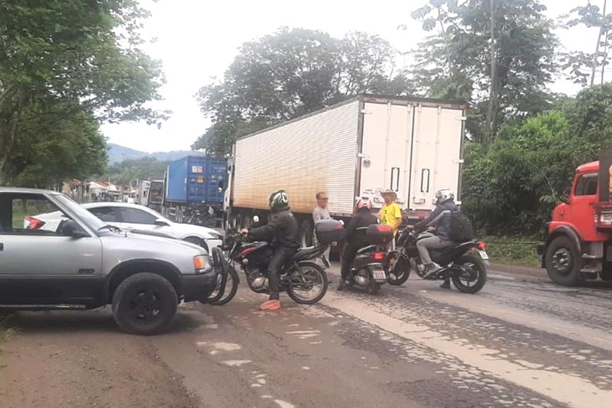 Rodovias federais registram pontos de bloqueio na manh desta segunda