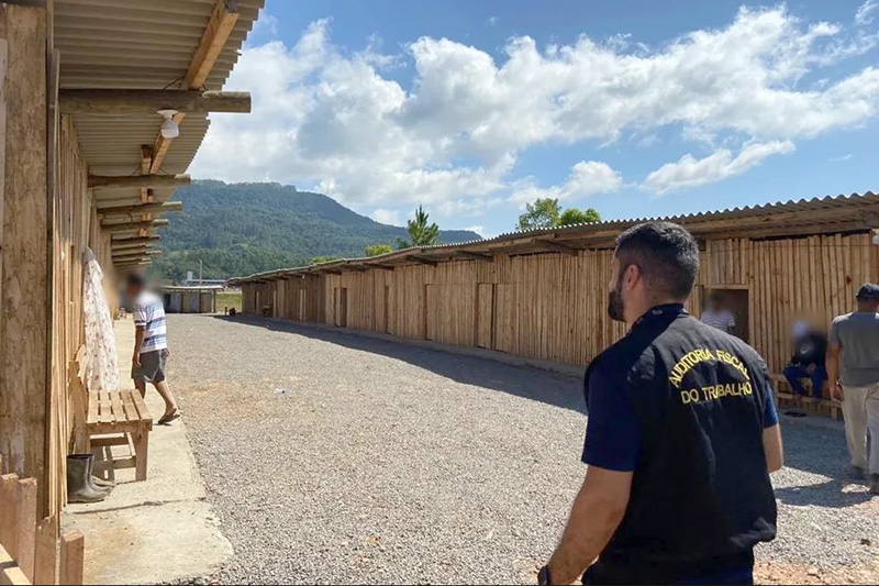 Venezuelanos so resgatados em condio anloga  escravido no Vale do Itaja