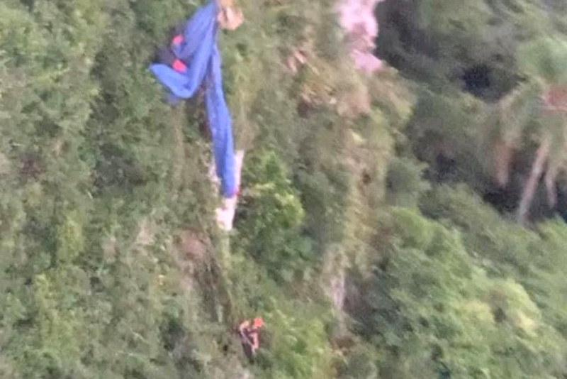 Homem fica preso a 100 metros de altura aps cair de parapente no Sul de SC