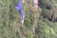 Homem fica preso a 100 metros de altura aps cair de parapente no Sul de SC
