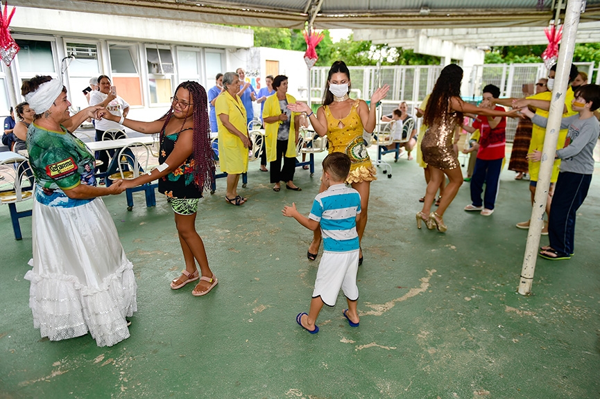 Bailinho de Carnaval anima pacientes internados em hospital de Florianpolis