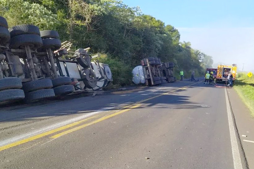 Caminho que transportava etanol tomba, mata motorista e combustvel vaza em rodovia de SC