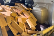 PRF encontra mais de 300kg de maconha em carro dirigido por adolescente