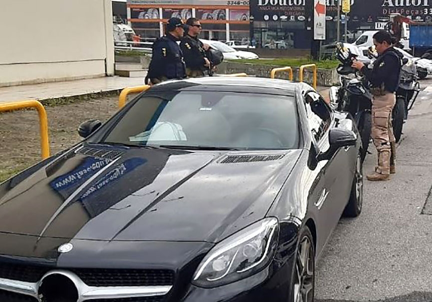 PRF aborda carro em zigue-zague e ajuda motorista com problemas psiquitricos na BR-101