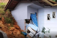 Deslizamento de terra atinge casa e criana  resgatada dos escombros em Timb