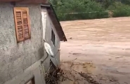 Vdeo: casa  levada pela fora das guas em Orleans/SC