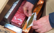 PRF encontra 100kg de maconha em carro acidentado na BR-101; motorista fugiu a p