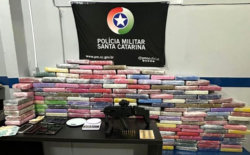 PM prende cinco homens e apreende R$4,5 milhes em cocana em Cambori