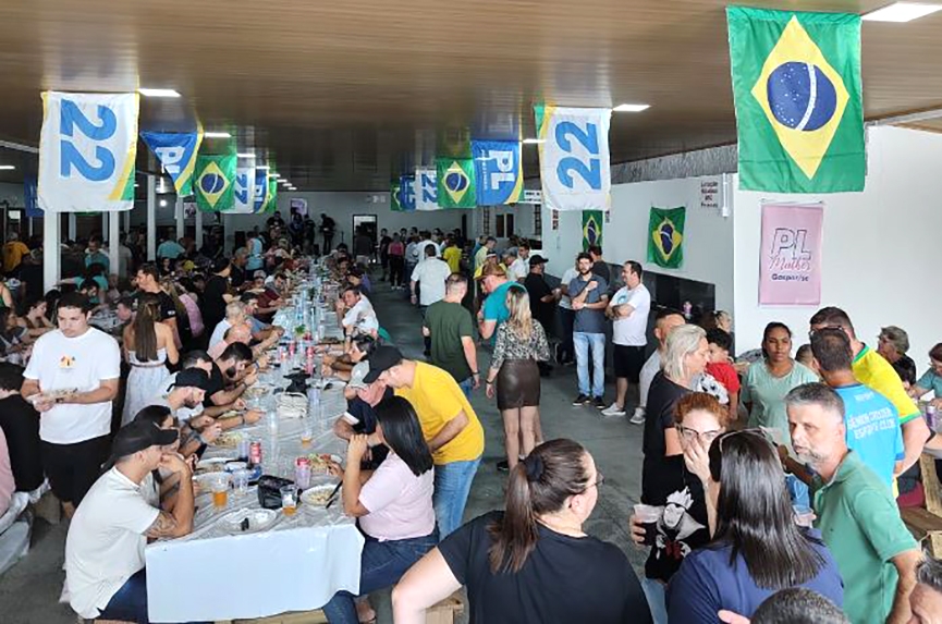 PL Gaspar rene mais de 600 pessoas em confraternizao e arrecada alimentos e materiais escolares