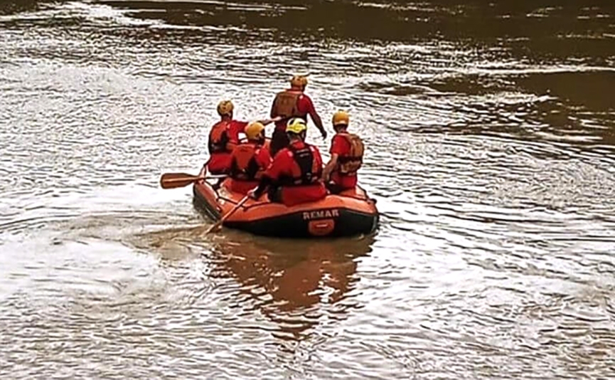 Canoa vira e pai e filho desaparecem no rio em Indaial