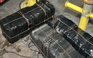 Mergulhadores da PM apreendem 130kg de cocana em casco de navio