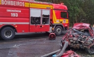 Carro fica destrudo e duas pessoas morrem em acidente no Alto Vale