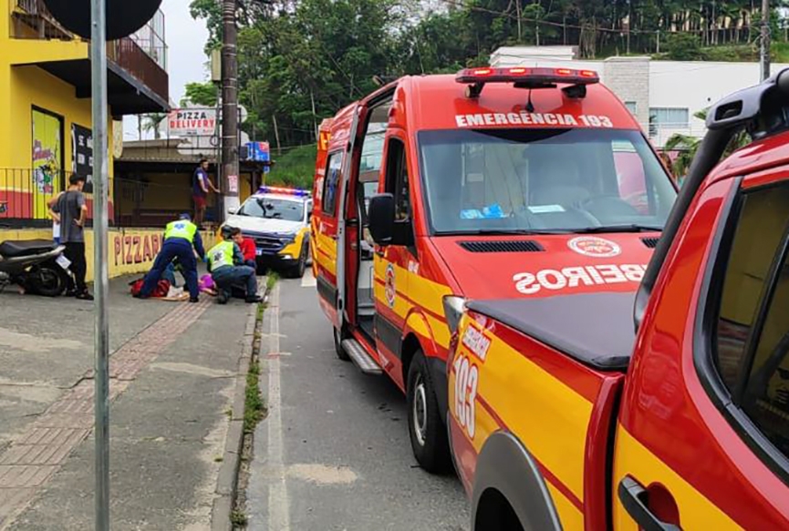 Adolescente  atropelada por carro no Centro de Gaspar